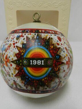 Hallmark Joan Walsh Anglund Vintage round ornament Christmas 1981 Tree Santa Box